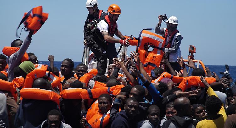 Migranti: maxisbarco a Lampedusa, sono 370