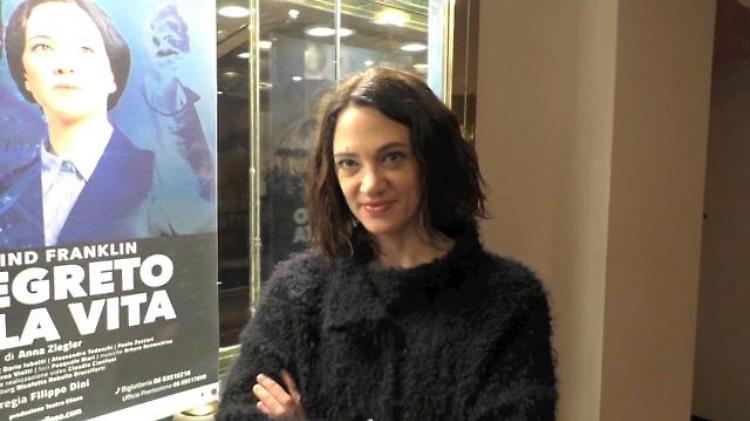 Asia Argento debutta nel teatro di sua madre Daria: 