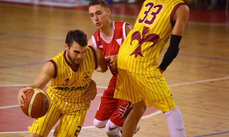 Juvi Ferraroni in campo alle 21.15 per gara 1