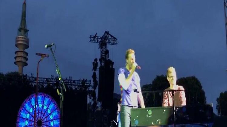 Germania, la richiesta del fan: "Posso suonare per voi?". E i Coldplay lo invitano sul palco