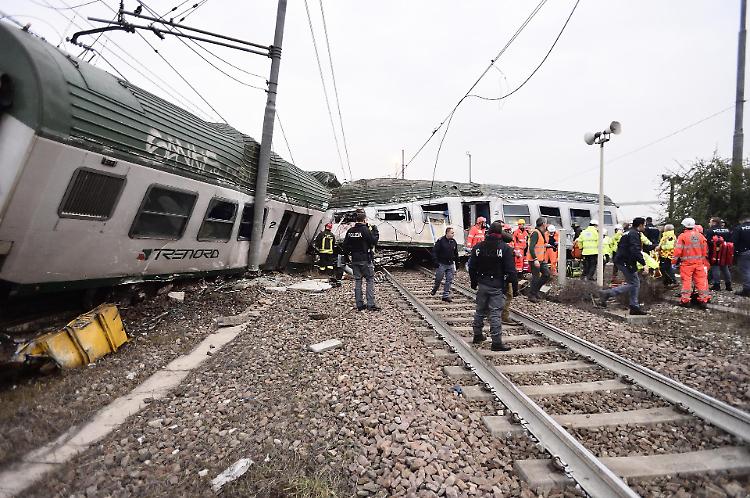 Disastro ferroviario di Pioltello, il racconto di una vittima: "Ho sentito una mitragliata di sassi sotto il pavimento"
