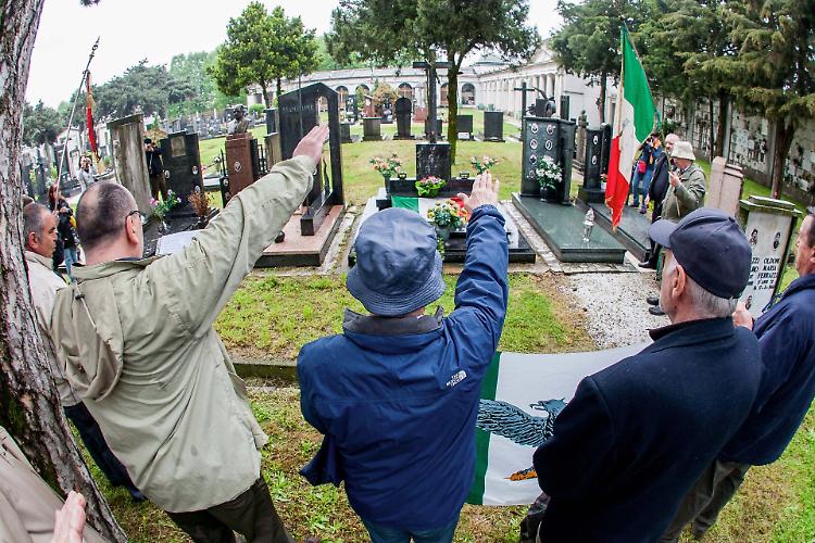  Saluto romano per commemorare non è reato