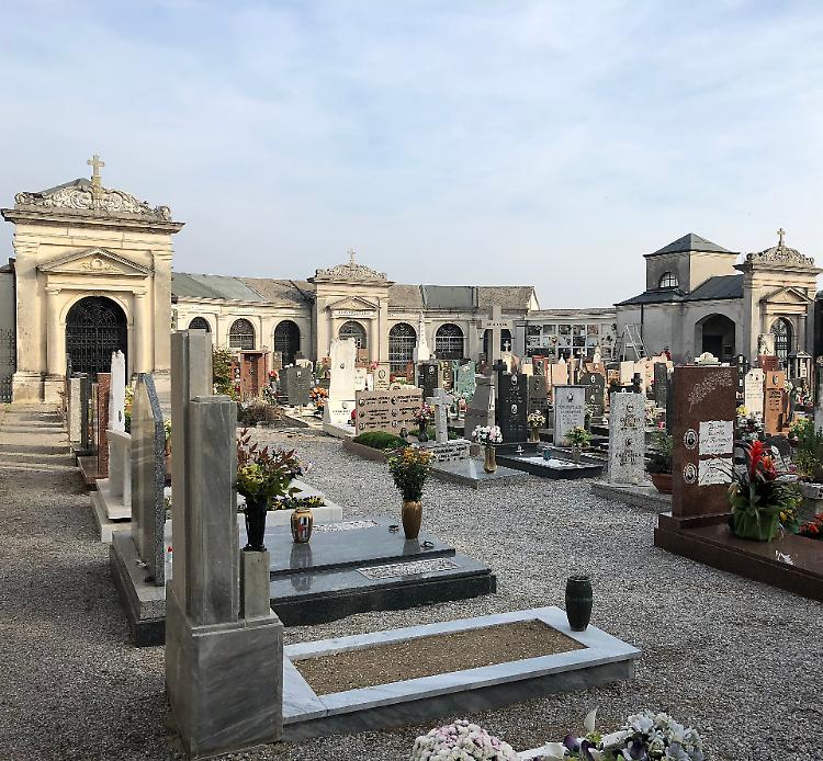Tombe e degrado, Ferrari: "L'ordinanza rispetta il regolamento comunale"
