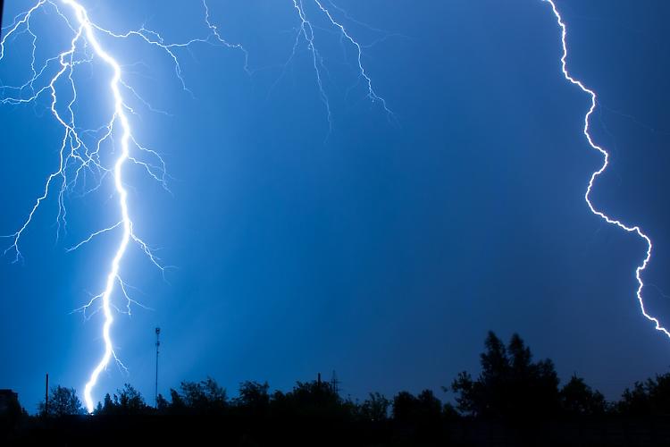 Il caldo concede una tregua ma un fulmine ferisce quattro persone