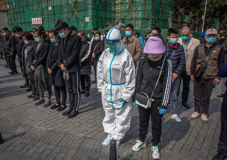 Coronavirus: la Cina ricorda le vittime, in Usa 1480 morti in 24 ore