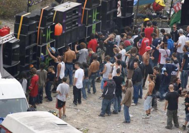 Forze dell'ordine interrompono in un rave, in 400 lungo il Tanaro