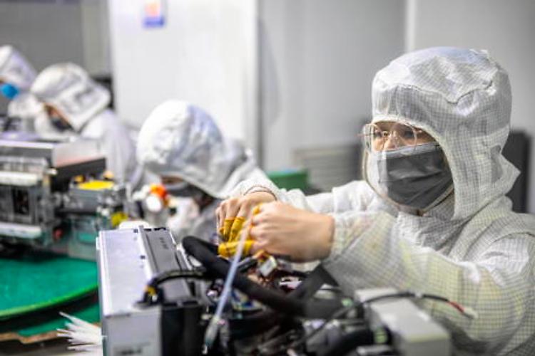 Coronavirus, stretta in Spagna: 'State a casa'. Scoperto un nuovo focolaio in Cina