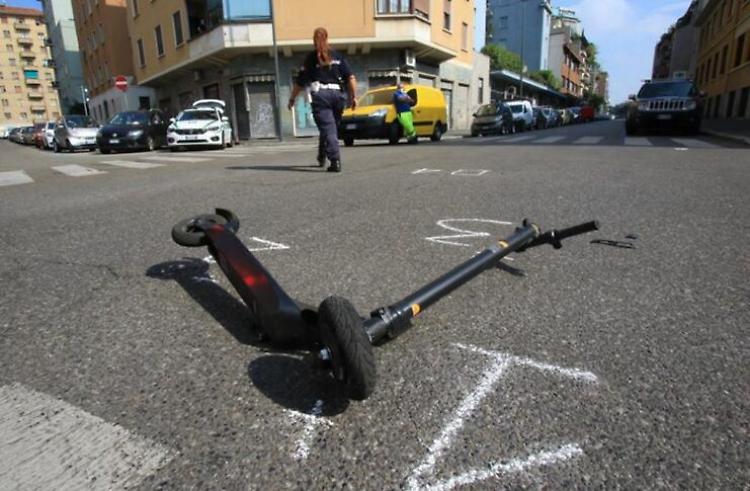 Monopattini elettrici, De Corato: "Obblico casco, come per ciclabili"
