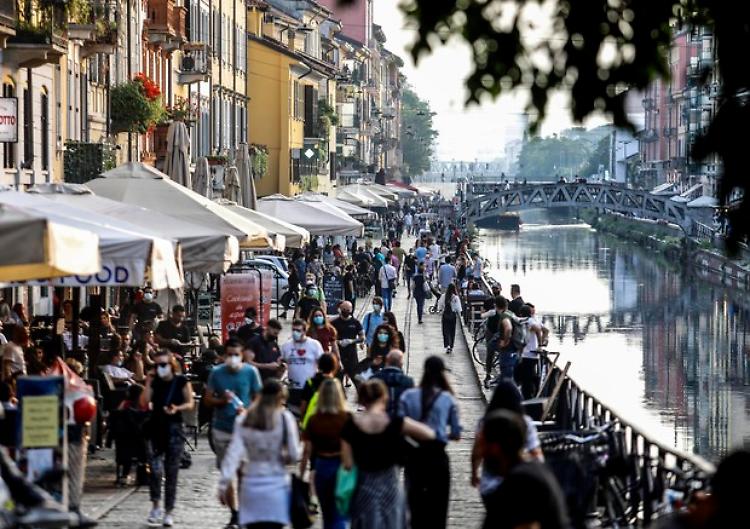Molti meno contagi, lieve aumento delle vittime