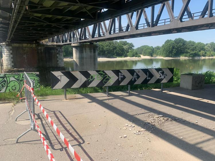 Crollo di calcinacci dal ponte sul Po 