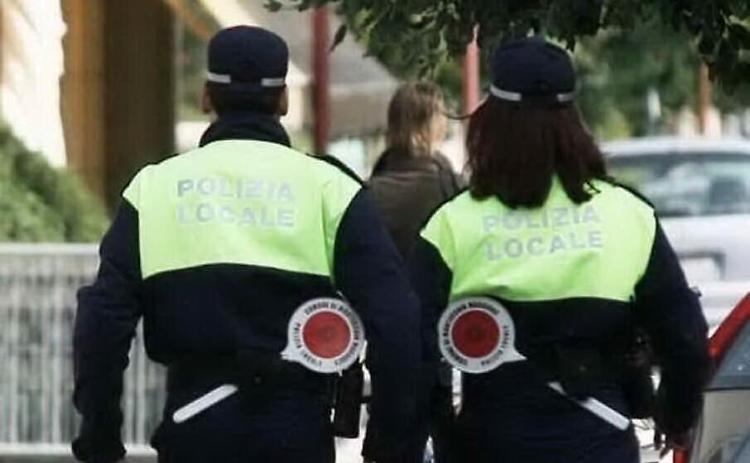 Picchia ex moglie e vigili davanti a figlia minore, arrestato