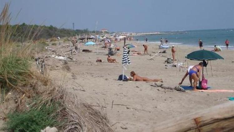 Sesso sulla spiaggia naturista, 20mila euro di multa a coppia