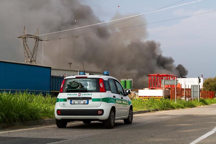 Incendio all'Arvedi, Cattaneo: «Situazione sotto controllo, nessuna dispersione in aria»