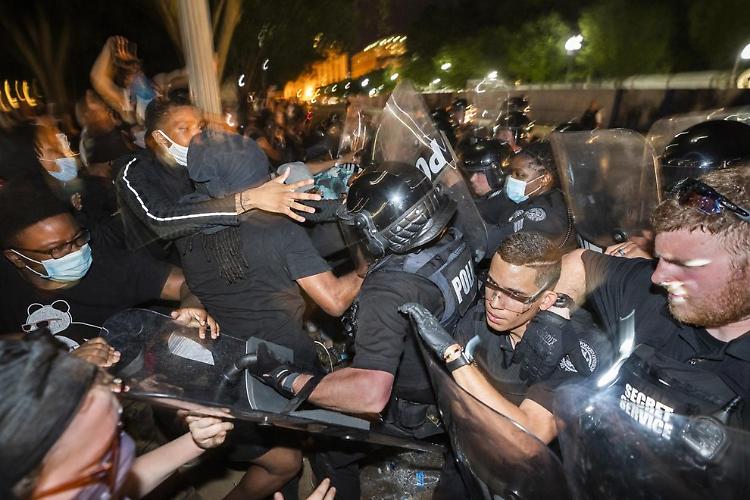 Agenti uccidono nero in Louisiana, polizia indaga