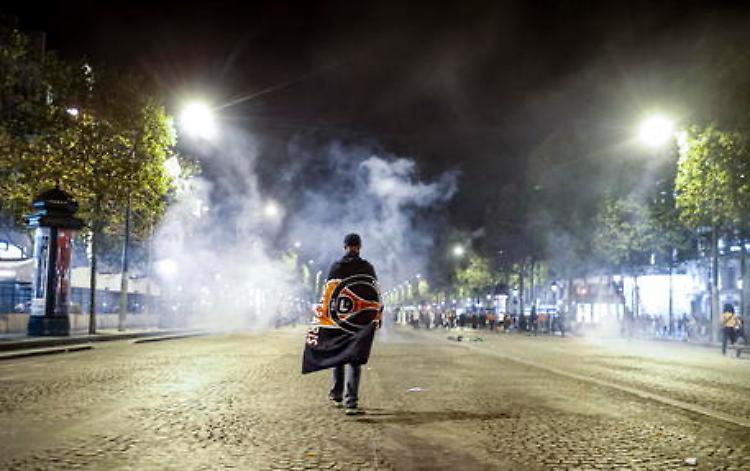 Champions: a Parigi scontri tra tifosi del Psg e la polizia