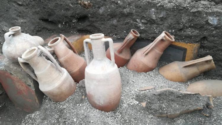 Restituisce reperti a Pompei: Nicole, colpita da maledizione