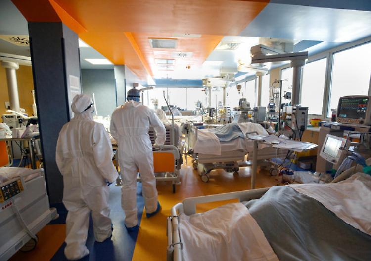Covid, l'appello dei medici: emergenza posti letto nei reparti