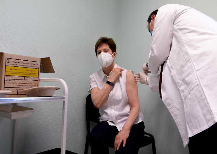 L'Ungheria anticipa il Vax Day, iniziate le vaccinazioni 