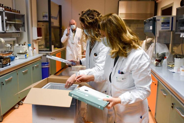 FOTO Già arrivate a Niguarda le prime 324 fiale destinate alla Lombardia