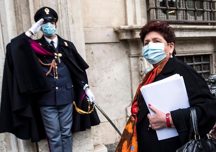 Iv di nuovo all'attacco: 'Piano vaccini insufficiente'