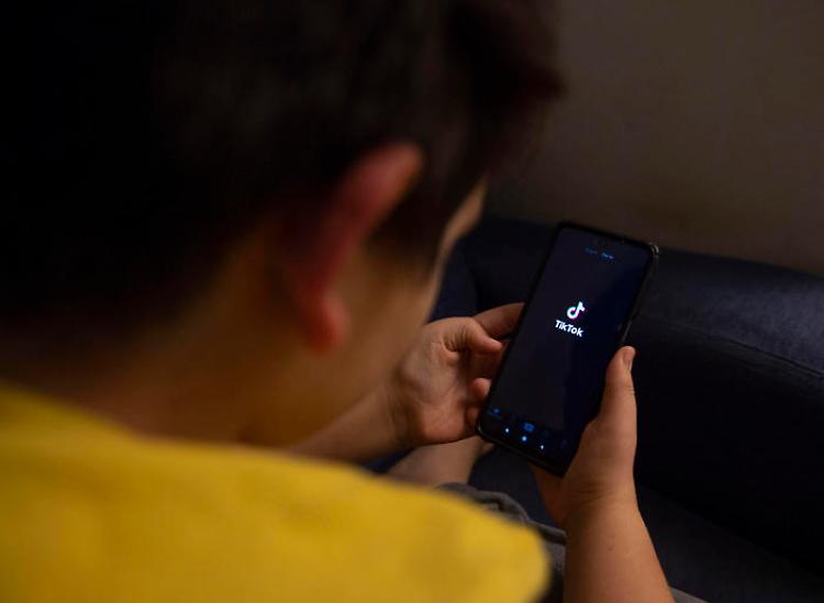 Pedofilia: adescava bambini su TikTok, 'divieto di social'