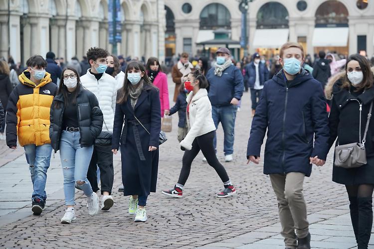 Oltre 12mila casi e 421 morti: in calo il tasso di positività