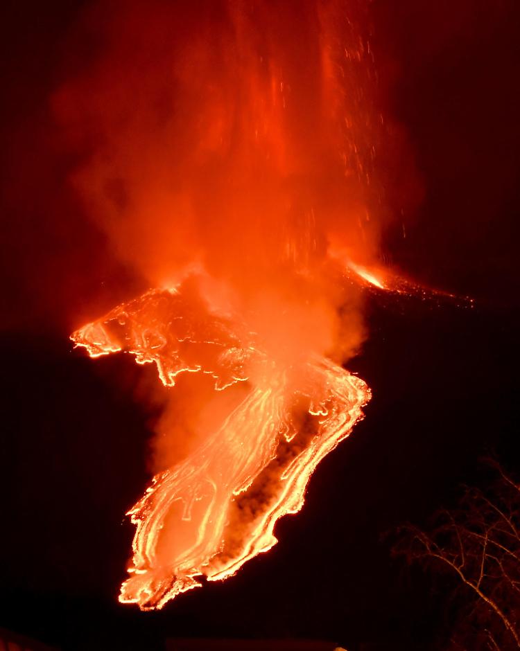 Etna: nuovo parossismo, fontane lava alte 1 km e nube cenere