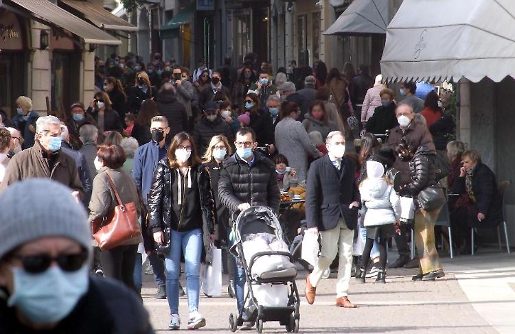 GALLERY Mercato, passeggio e aperitivo: ultimo sabato 'giallo' 