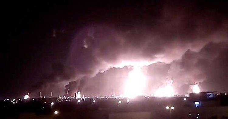 Attacco con un drone, incendio in una raffineria saudita