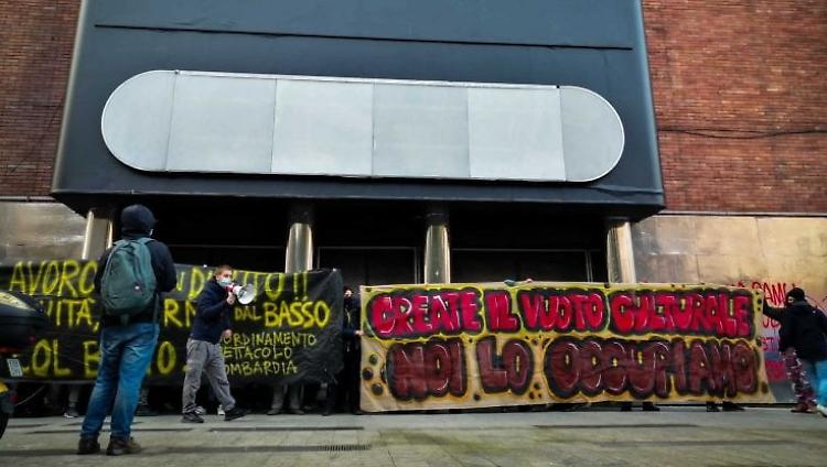 Lavoratori spettacolo e studenti occupano Piccolo teatro