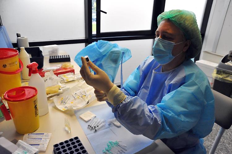 Vaccinazioni, nuovo piano: rimarranno 4 centri