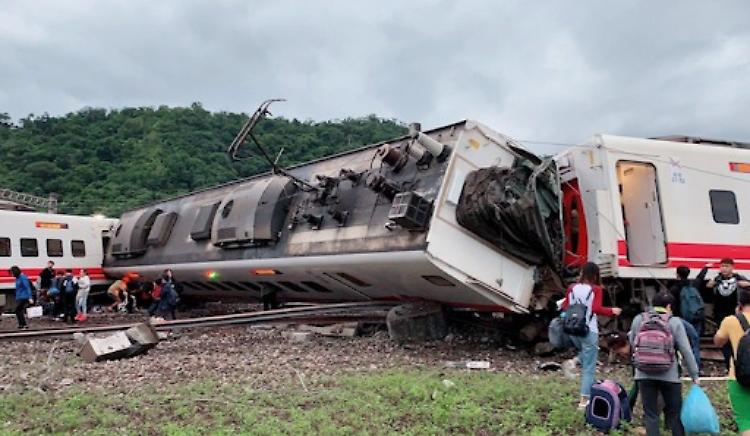Taiwan: almeno 36 morti in deragliamento, si teme strage
