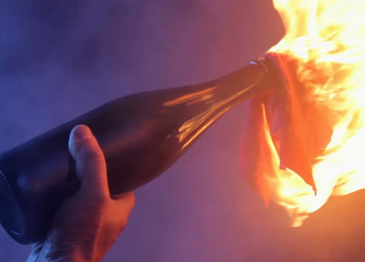 Bottiglia incendiaria contro centro vaccinale a Brescia