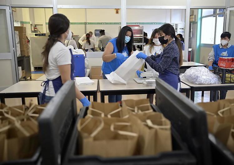 Covid in Italia: 18.025 positivi, 326 vittime 