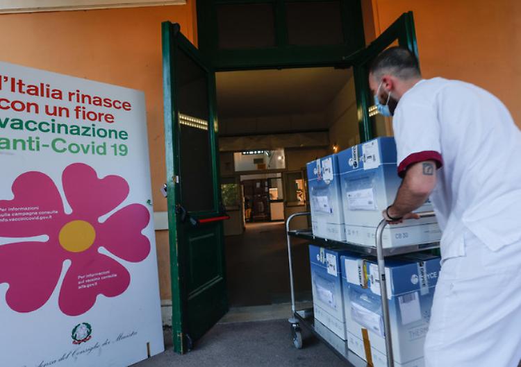 Covid: altri 13.447 malati,476 morti. Doppia dose per 4 milioni