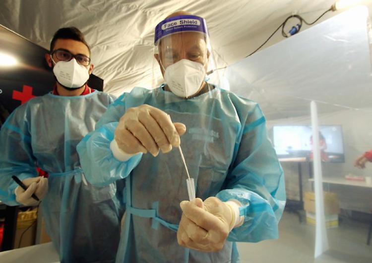 Covid: 8.864 positivi, 316 vittime. In calo le terapie intensive, aumentano i ricoveri