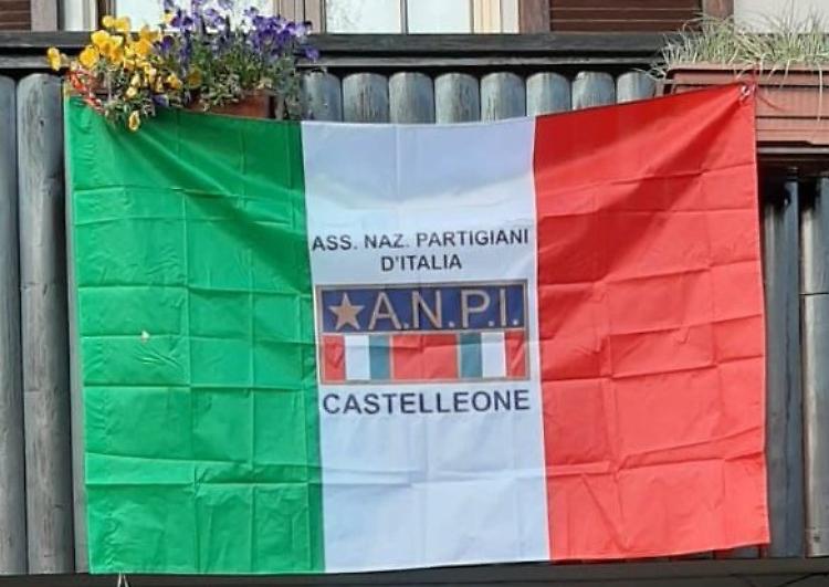 Espone la bandiera dell’Anpi e la minacciano: lei denuncia