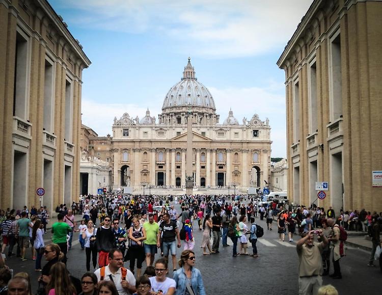 Tutta l'Italia in zona bianca, via le mascherine all'aperto