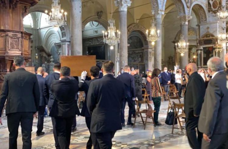 Carrà, un applauso infinito per l'ultimo saluto alla regina della tv