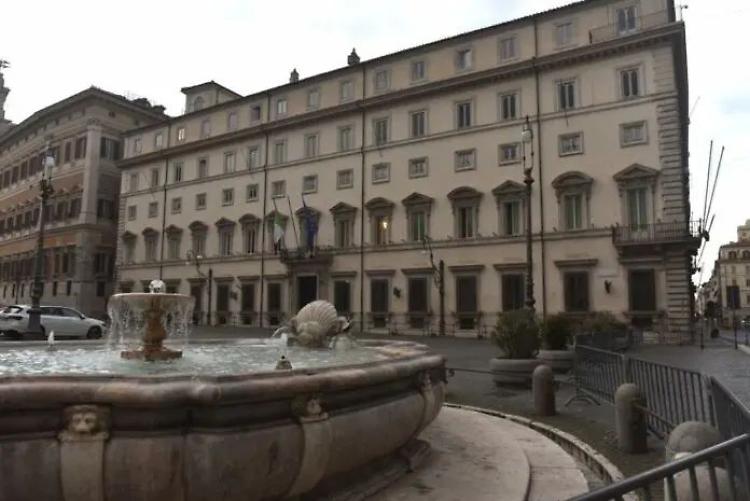 Covid, via libera al nuovo decreto. mascherine anche all'aperto