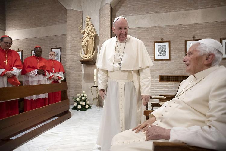 Papa Francesco chiede preghiere per Benedetto XVI "È molto malato"