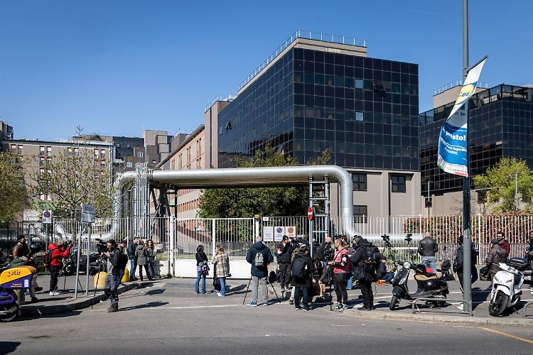 Berlusconi stabile, curato con antibiotici e chemioterapia