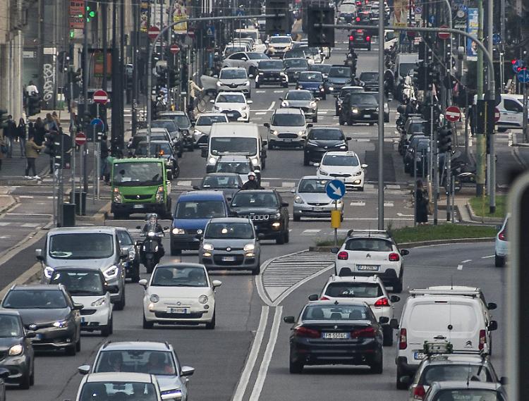 Auto, Parlamento Ue approva nuove norme Euro 7. Urso "Prevale ragione"