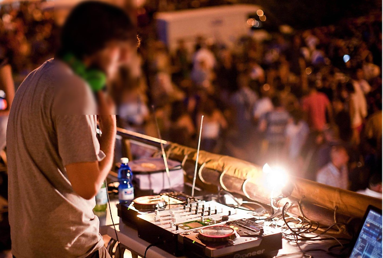 Estate senza balli, ma c'&egrave; chi fa il furbo: locale chiuso per 5 giorni