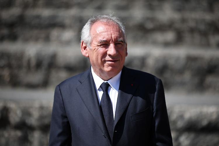 Francia: Bayrou "Urgente una riduzione del debito, questione storica"