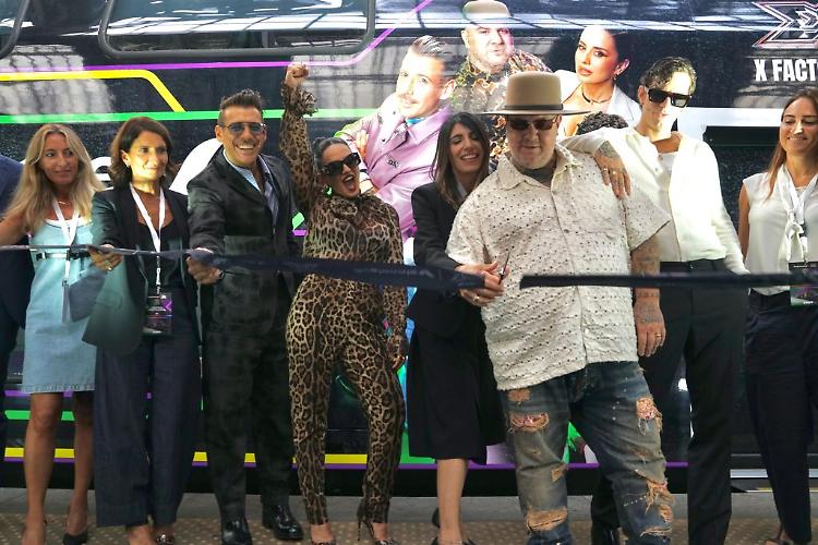 Trenitalia "viaggia con la musica", un Regionale con la livrea X Factor