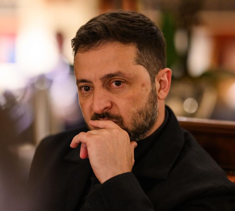 Zelensky "Oggi condivideremo piano di pace rivisto con Usa"
