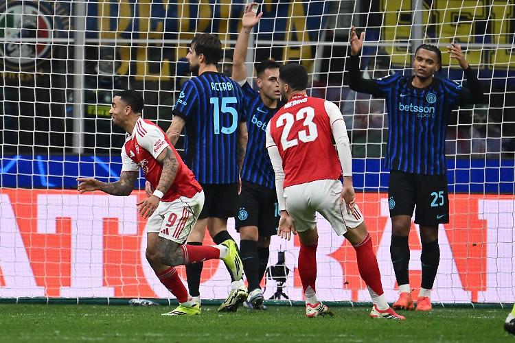 L'Arsenal sa solo vincere, Inter battuta 3-1 a San Siro