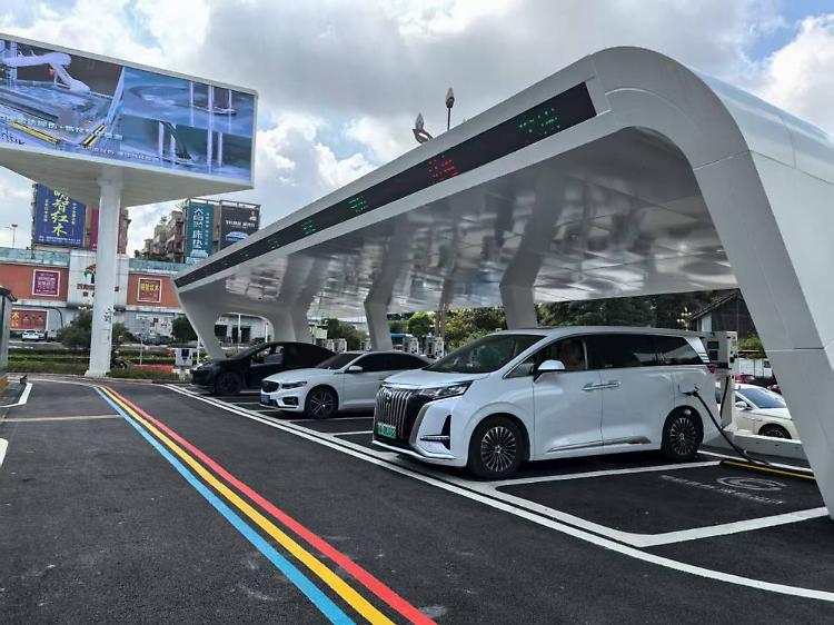 Cina, operativa la pi&ugrave; grande rete al mondo per ricarica di veicoli elettrici