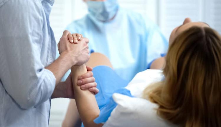 Italiane mamme a 33 anni, quasi tutti i papà in sala parto